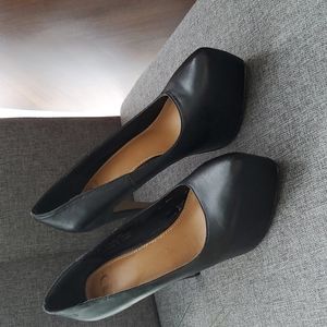 Black Stilettos- with platform. size 8 us